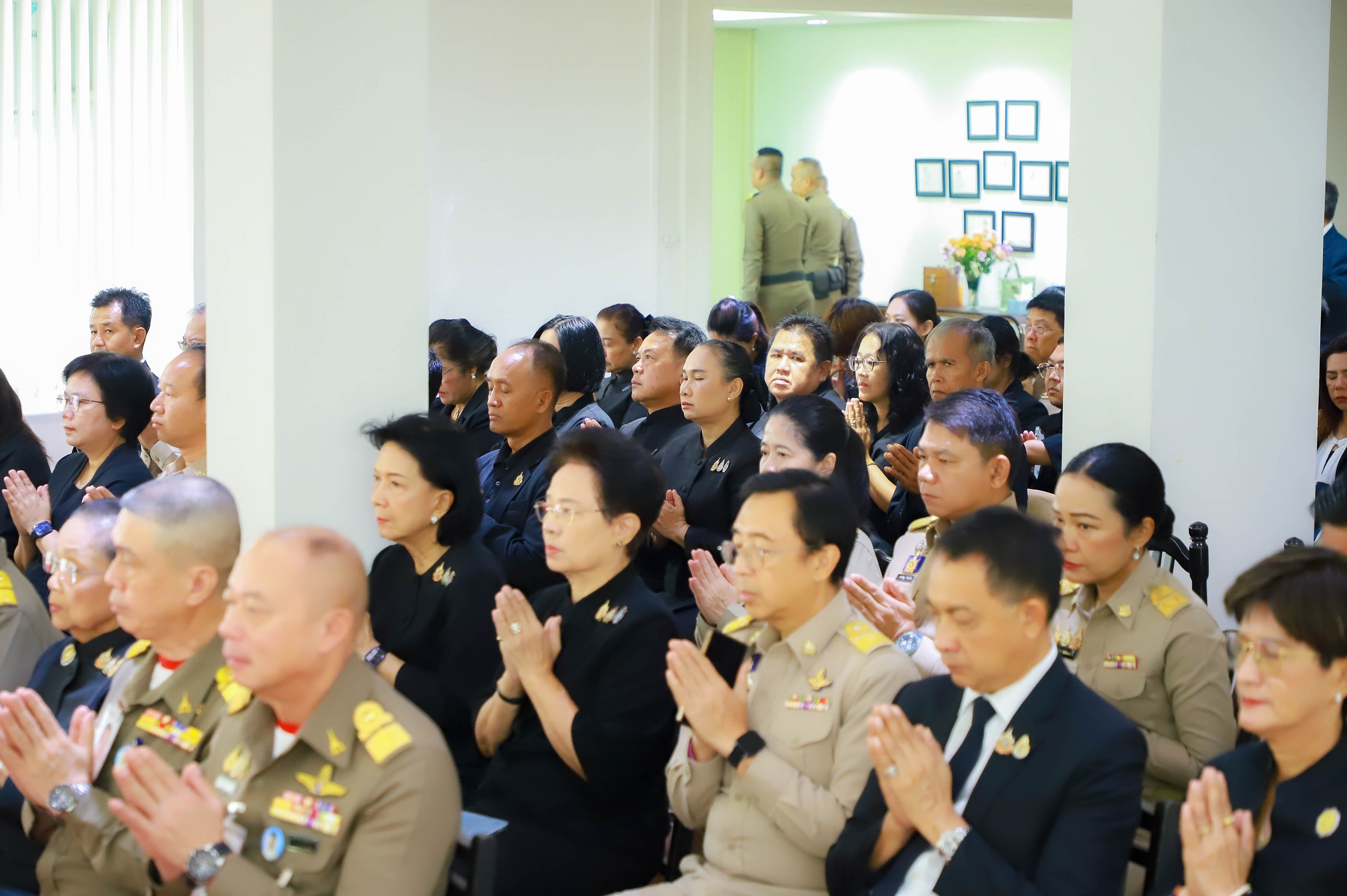 title - ส.ป.ก. เข้าร่วมพิธีเจริญพระพุทธมนต์บำเพ็ญพระราชกุศล ถวายความอาลัยแด่ สมเด็จพระนางเจ้าสิริกิติ์ พระบรมราชินีนาถ พระบรมราชชนนีพันปีหลวง และสมเด็จพระเจ้าลูกเธอ เจ้าฟ้าพัชรกิติยาภา นเรนทิราเทพยวดี กรมหลวงราชสาริณีสิริพัชร มหาวัชรราชธิดา